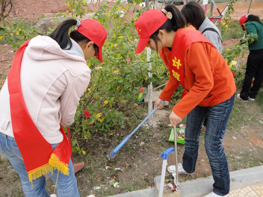 计算机学院志愿者在清理校园环境.jpg