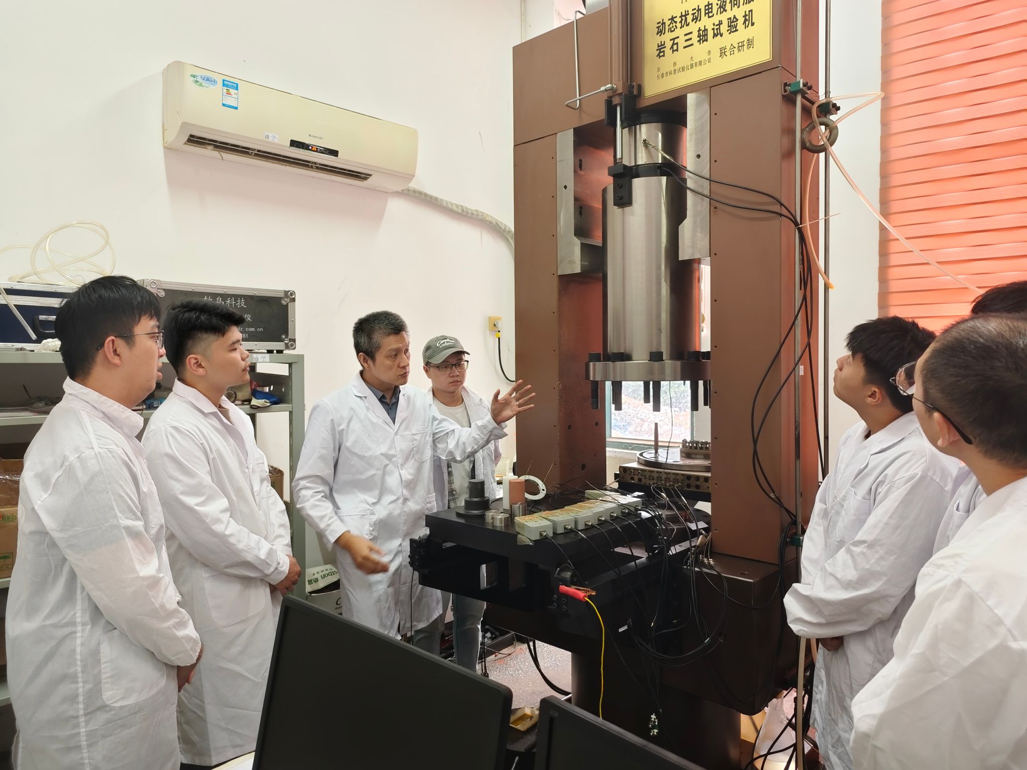 俞缙指导研究生使用试验机jpg 俞缙指导研究生使用试验机jpg